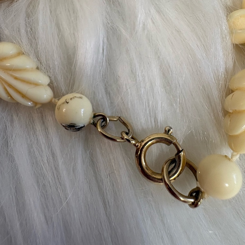 Vintage Cream Floral Carved Long plastic Necklace - Picture 6 of 7
